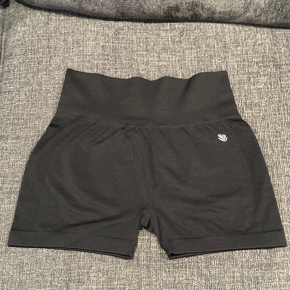 FOREVER 21 HIGH WAIST SEAMLESS SHORTS